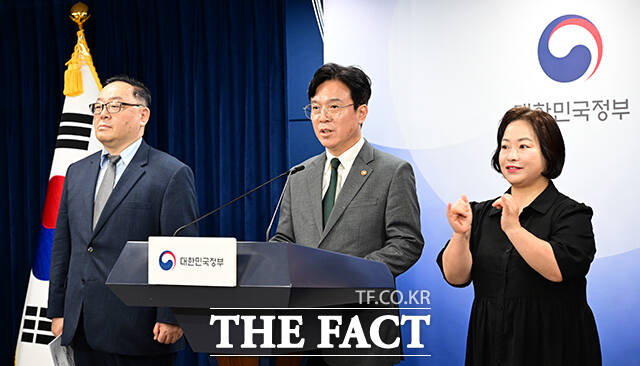 김영훈 고용노동부 장관(가운데)이 29일 오후 서울 종로구 정부서울청사에서 국회 본회의 표결을 앞둔 노동조합 및 노동관계조정법 개정(안)과 관련해 브리핑하고 있다. /임영무 기자