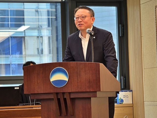 정진완 우리은행장이 지난 10일 서울 중구 우리은행 본점에서 포용적 금융 플랫폼에 관한 기자설명회를 개최하고 중소기업과 소상공인을 위한 상생 방안을 설명하고 있다. /우리은행