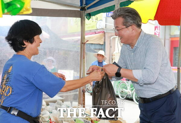 정용래 유성구청장이 29일 유성시장에서 민생 회복 소비 쿠폰으로 장을 보고 있다./대전 유성구