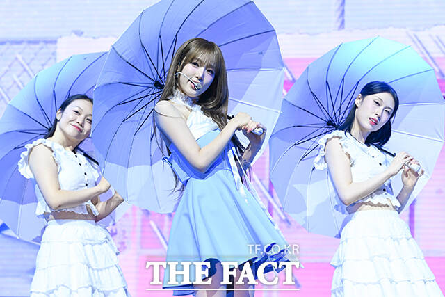 가수 최예나가 29일 오후 서울 용산구 블루스퀘어 SOL 트래블홀에서 블루밍 윙스 쇼케이스를 열었다. 이날 최예나는 이번에도 가장 예나스러운 무대를 예고했다./서예원 기자