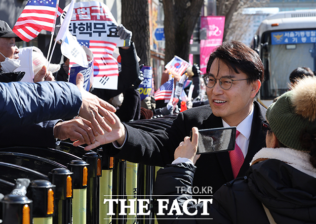 윤상현 국민의힘 의원이 17일 오후 서울 종로구 헌법재판소 앞에서 윤석열 대통령 탄핵반대 시위를 벌이고 지지자들을 격려하며 악수를 나누고 있다./박헌우 기자