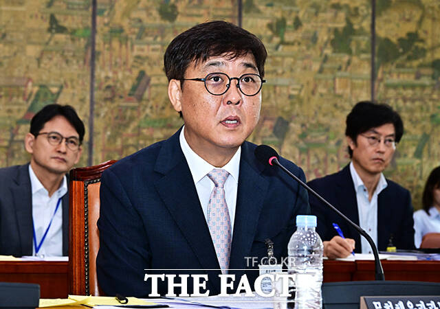 최휘영 문화체육관광부 장관 후보자가 29일 오전 서울 여의도 국회에서 열린 인사청문회에 참석해 질의에 답변을 하고 있다. /국회=배정한 기자