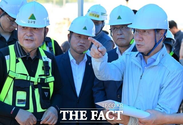 유정복 인천시장(오른쪽)이 29일 미추홀구 용현·학익1블록 도시개발사업 현장에서 여름철 건설 근로자 안전관리 실태를 점검하고 있다./인천시