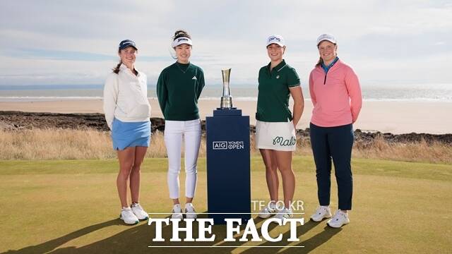 AIG위민스오픈 포토콜에서 로티 워드(맨 오른쪽)와 에비앙챔피언십 챔피언 그레이스 킴(왼쪽에서 두번째) 등이 트로피를 가운데 두고 포즈를 취하고 있다./LPGA
