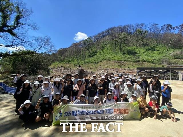 28일 충남도교육청 학생환경회 소속 학생과 지도교사들이 산불로 큰 피해를 입은 경북 의성 지역을 찾아 식목행사 전에 기념촬영을 하고 있다. /충남교육청