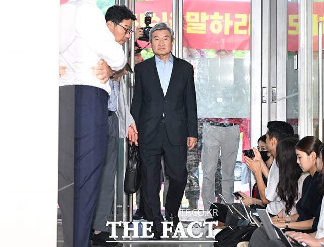 조태용 전 국가안보실장이 29일 오전 서울 서초구 채상병특검 사무실에 피의자 신분으로 출석하고 있다. /이새롬 기자