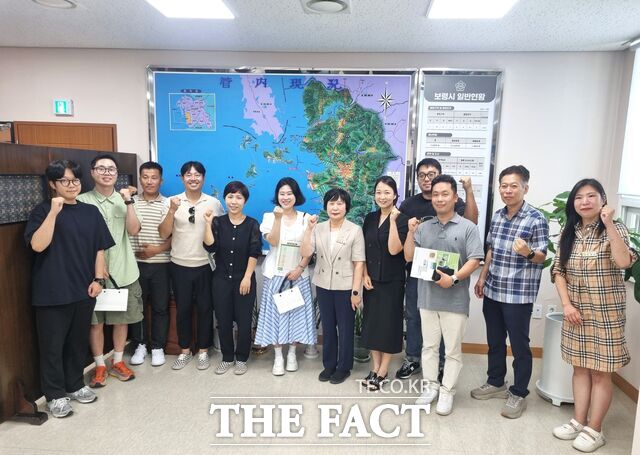 보령시의회 청년농업인 식량산업포럼 간담회 후 참가자들이 기념 촬영을 하고 있다. /보령시의회