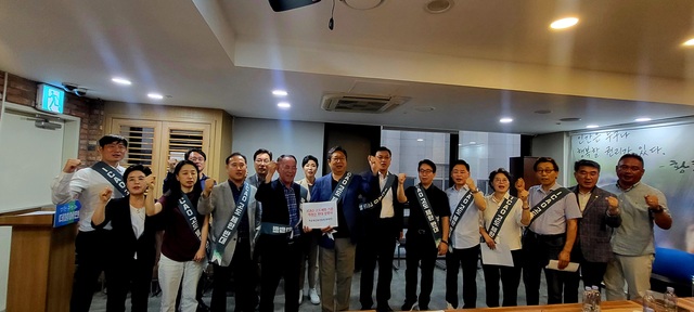 목동 14개 단지의 재건축 조합 및 추진 준비위원회로 구성된 목동 재건축 연합회(이하 목재련)는 지난 28일 황희 국회의원(양천갑)과 간담회를 갖고 ICAO의 고도제한 기준 개정안에 대한 반대 성명서를 발표했다. /목동 재건축 연합회