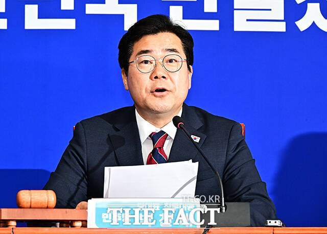박찬대 더불어민주당 당대표 후보는 민주당 대표로 선출되면 지난 대선 국민의힘의 후보 교체 사태와 관련해 권영세·권성동·이양수 의원을 즉시 고발하겠다고 29일 밝혔다. /배정한 기자