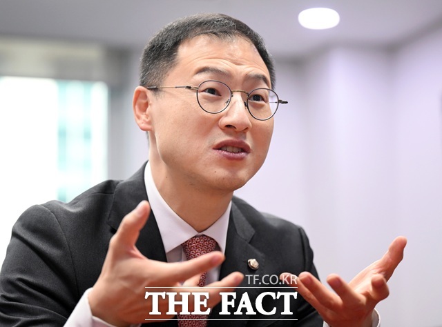 김상욱 더불어민주당 의원이 29일 국회에서 기자회견을 열고 자동차보험 약관 개정이 소비자 권리를 침해하고 산업의 공정성을 훼손할 수 있다고 우려하며 제도의 전면 재검토와 시행 유예를 촉구했다. /이새롬 기자