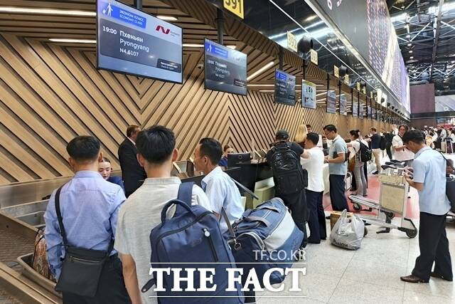 러시아 천연자원부 장관이 33년 만에 재개된 평양행 직항편으로 방북해 북한 대외경제상과 회담했다. 사진은 지난 27일(현지 시간) 모스크바 외곽 셰레메티예보 국제공항에서 북한 평양행 첫 항공편 승객들이 탑승 수속을 하는 모습. /AP.뉴시스