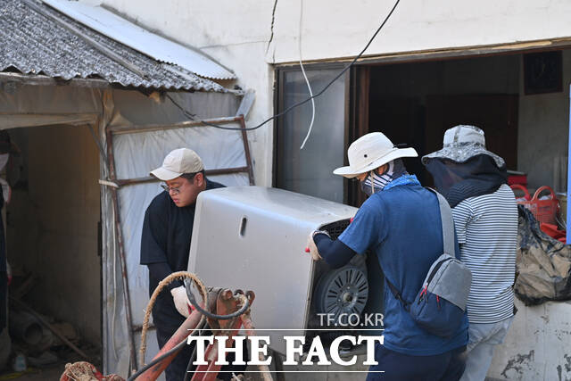 충남도 대변인실과 투자통상정책관 직원들이 폭우 피해를 입은 예산군 오가면 농가를 방문해 응급 복구에 나서고 있다. /충남도