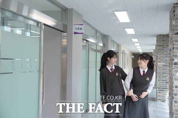 대전여자상업고등학교 미래관 다온실 앞을 지나는 학생들의 모습. /대전시교육청