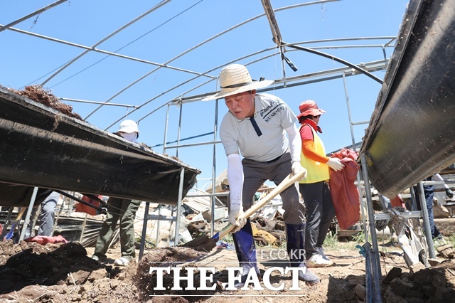 박완수 경남도지사가 29일 산청군 신안면 수해 현장을 찾아 비닐하우스에 유입된 토사를 제거하며 피해 복구에 힘을 보탰다. /경남도
