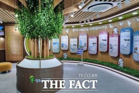 경기도가 평화누리길 어울림센터를 방문하는 이용객들과 평화누리길 종주자들을 위해 어울림센터 내에 조성한 전시홍보관의 내부 모습. /경기도