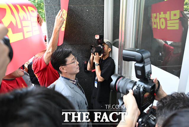 임성근 전 해병대 1사단장이 29일 오전 서울 서초구 순직해병 특검 사무실에 자진 출석해 사무실로 들어가기 위해 기다리고 있다. /이새롬 기자