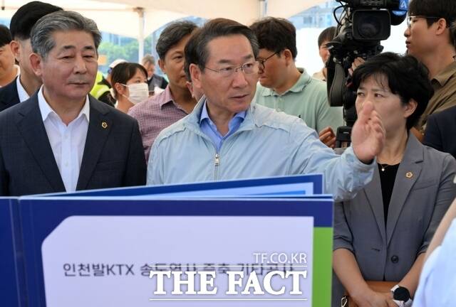 유정복 인천시장이 29일 송도역에서 오는 2026년 12월 개통 예정인 인천발 KTX 직결사업 진행 상황을 점검하고 있다./인천시