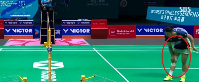 세계 3위 한웨(중국)를 상대로 한 중국오픈 4강전에서 안세영이 경기 도중 오른쪽 무릎을 만지며 통증을 느끼고 있다. / SBS TV 화면 캡처