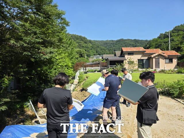 중앙합동조사단이 천안 지역 집중호우 피해 현장을 조사하고 있다./천안시