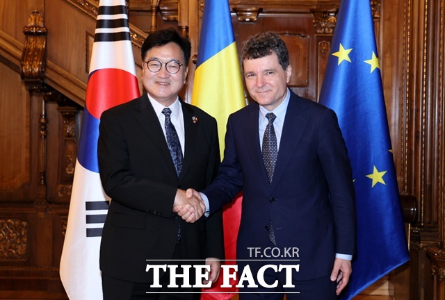 우원식 국회의장이 28일(현지시간) 루마니아 수도 부쿠레슈티에 소재한 대통령실에서 니쿠쇼르 다니엘 단 대통령과 악수하고 있다. /국회의장실 제공