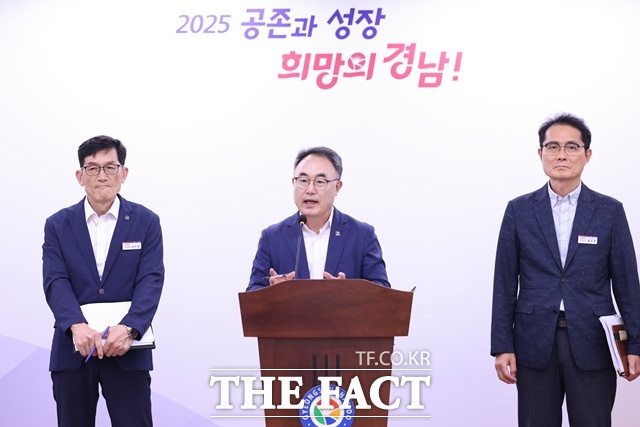 조현준(가운데) 경남도 경제통상국장이 밀양·창녕·하동 3개 지역이 ‘기회발전특구’로 추가 지정 관련 브리핑을 하고 있다./경남도