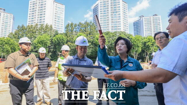 신계용 과천시장(오른쪽 세 번째)이 국도47호선 우회도로 서울방향 도로 전환을 앞두고 지난 28일 사전점검을 하고 있다./과천시