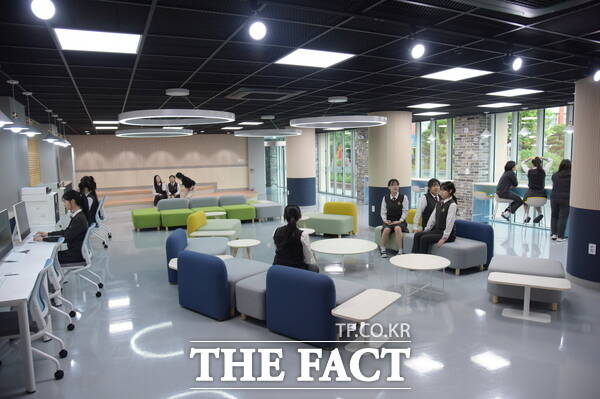 대전여자상업고등학교 미래관 두드림실에서 학생과 교사가 자유롭게 다양한 커뮤니티 활동을 하는 모습이다. /대전시교육청