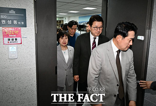 특별검사팀이 일부 국민의힘 의원에 대한 전방위 조사에 나서고 있다. 사진은 국민의힘 의원들이 18일 오후 서울 여의도 국회 의원회관 내 김건희 특검팀이 압수수색 중인 권성동 의원실에서 나와 이동하는 모습. /배정한 기자