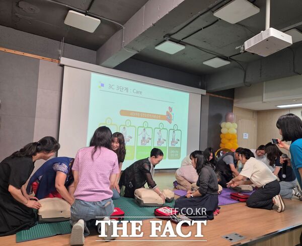 한국가스기술공사가 29일 대한적십자사 대전세종지사에 안전한 도시, Safe 대전만들기 지원 사업을 위한 기부금 930만 원을 전달해 자동심장충격기(AED) 설치와 심폐소생술(CPR) 교육 지원에 사용했다. 사진은 자동심장충격기(AED)를 활용한 심폐소생술 교육 모습./대한적십자사 대전세종지사