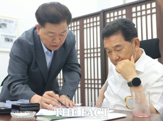 박승원(왼쪽) 광명시장이 29일 국회를 방문, 신정훈 행정안위원장에게 레저세 조정교부금 제도의 불합리성을 설명하고 있다./광명시