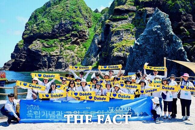 광복 80주년을 맞아 대전의 초·중·고 교사들이 ‘독도 현장 답사’ 중 기념촬영을 하고 있다. /대전시교육청