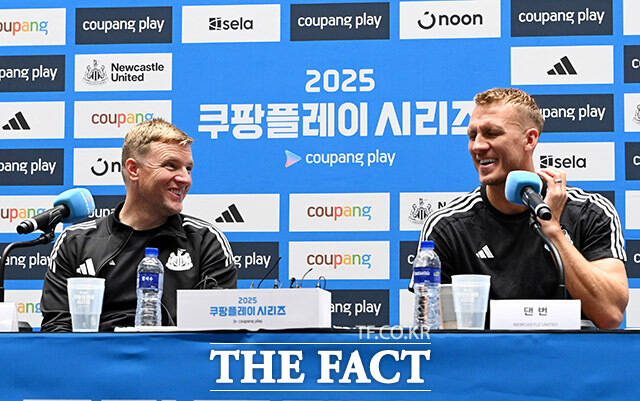 에디 하우 뉴캐슬 유나이티드 감독(왼쪽)과 댄 번이 29일 오후 서울 여의도 IFC 더 포럼에서 열린 2025 쿠팡플레이 시리즈 뉴캐슬 기자회견에서 취재진의 질문에 답하며 미소를 짓고 있다. /남용희 기자