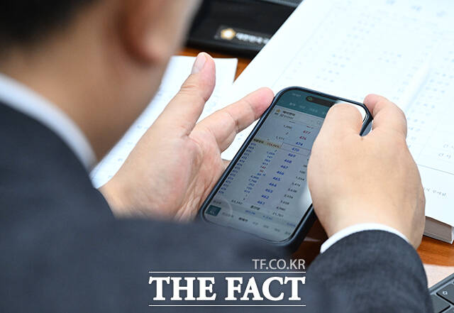 안태준 더불어민주당 의원이 29일 오전 서울 여의도 국회 국토교통위원회에서 열린 김윤덕 국토교통부 장관 후보자에 대한 인사청문회에 참석해 주식을 확인하고 있다. /국회=박헌우 기자