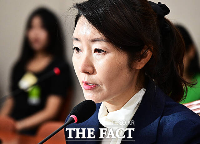 강 의원을 둘러싼 보도는 놀랍도록 미란다를 닮아 있다. 5년간 보좌진 28명 교체, 자택 쓰레기 처리 지시, 비데 수리 요청. 집사처럼 부렸다는 전직 보좌진의 증언은 이같은 사적 업무 지시가 일상적이었다는 것을 증명할지도 모른다. /배정한 기자