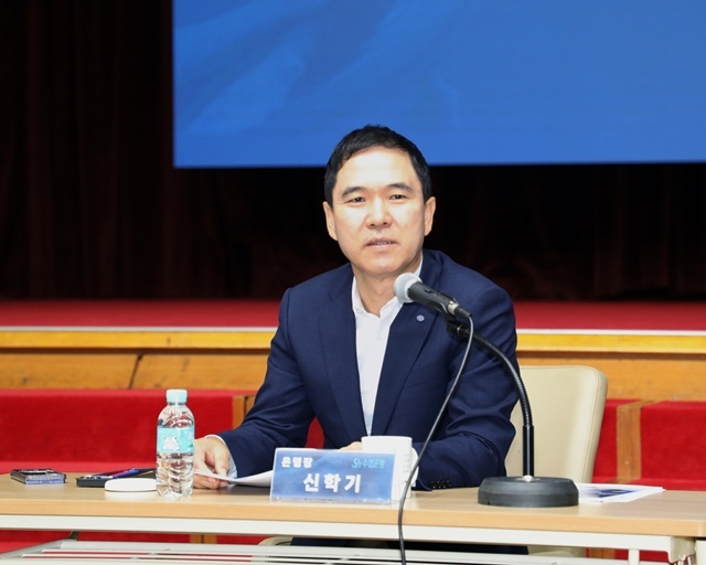 Sh수협은행이 지난 25일 서울 송파구 수협은행 본사에서 2025년 제3차 경영전략회의를 개최했다. 신학기 수협은행장이 하반기 경영전략을 설명하고 있다. /Sh수협은행