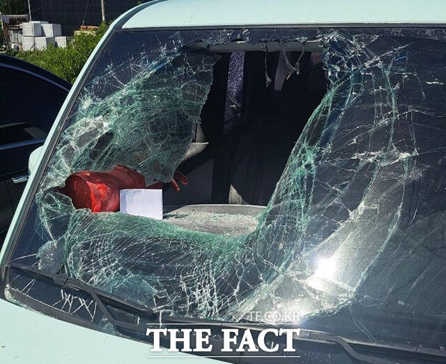 울산에서 발생한 병원 주차장 흉기 살인미수 사건이 피의자인 30대 남성 A 씨에 대한 경찰의 유치장 유치 잠정조치 요청을 검찰이 받아들이지 않은 것으로 드러났다. 사진은 도주를 위해 피의자가 탑승한 차량을 시민들이 검거를 위해 파손한 모습. /뉴시스