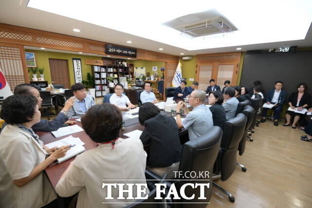 논산시가 28일 읍·면·동장 회의를 열고 민생회복 소비쿠폰에 대한 진행 현황을 점검하고 있다. /논산시