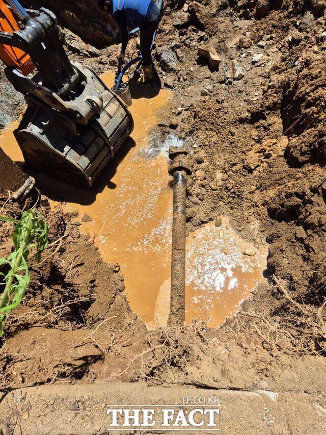 29일 전남 광양시 중마동 광양중마주공아파트 재건축 현장에서 파손된 상수도관 복구 작업이 진행되고 있다./광양시