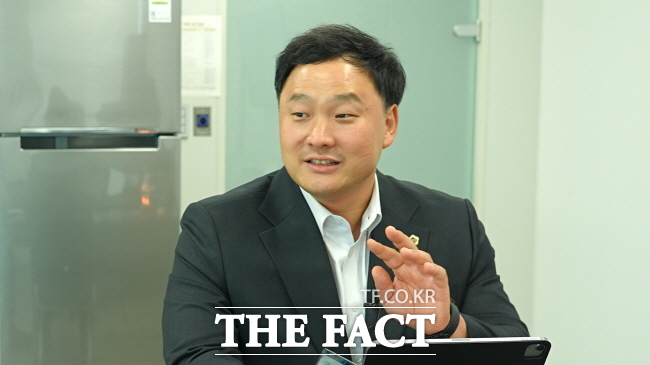 고준호 경기도의원이 <더팩트>와 경기도의회에서 인터뷰하고 있다./유명식 기자