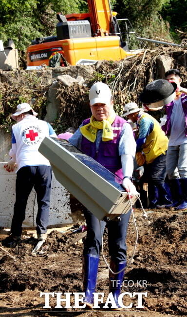 최대호 안양시장이 29일 오전 가평군에서 수해복구 작업에 동참하고 있다./안양시
