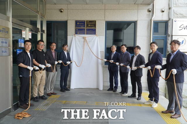 28일 국립한밭대 산학연협동관에서 주요 보직자들이 지역혁신중심 대학지원체계(RISE) 사업단 및 한밭 재직자교육센터 현판식을 진행하며 기념촬영을 하고 있다. /한밭대