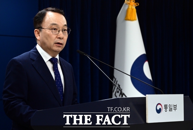 구병삼 통일부 대변인은 29일 북한 주민 사체 1구를 지난달 21일 발견해 안치하고 있다며 내달 8일 오후 3시 판문점을 통해 북한에 인도할 계획이라고 밝혔다. 관련 지침에 따르면 북한이 응답하지 않을 경우 해당 사체는 무연고 처리될 방침이다. /임영무 기자