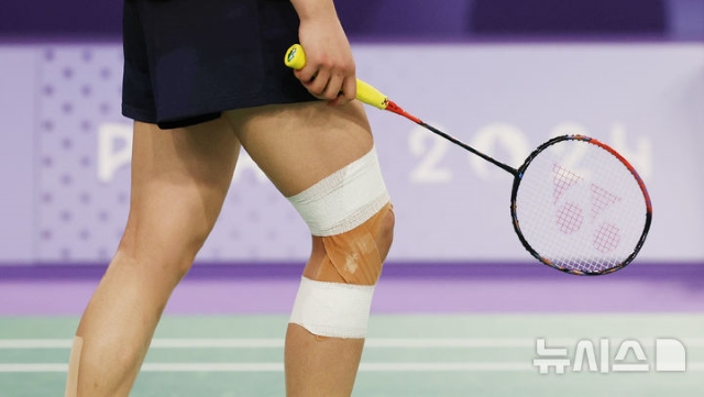 지난해 파리 올림픽 때 안세영의 무릎을 촬영한 사진. 오른쪽 무릅에 켜켜이 테이핑을 했는데, 이는 강도 높은 훈련과 부상 위험을 동시에 알려준다. / 뉴시스