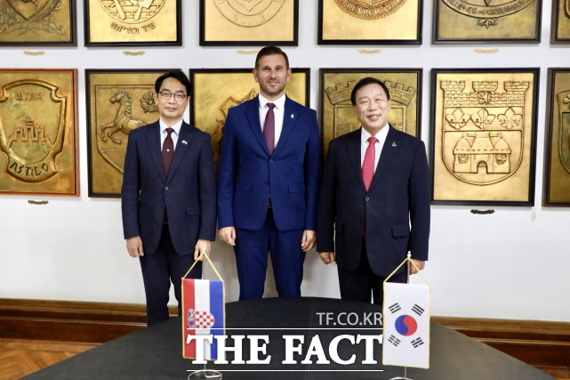 사진 왼쪽부터 이승범 주크로아티아 대한민국대사, 토미슬라브슈타 스플리트 시장, 최민호 시장이 기념촬영을 하고 있다. /세종시