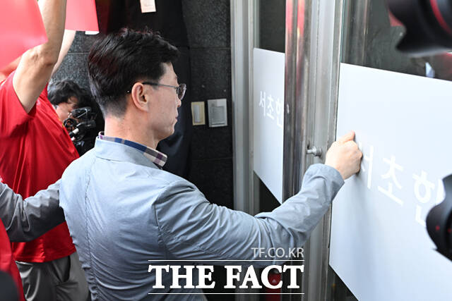 임성근 전 해병대 1사단장이 29일 오전 서울 서초구 순직해병 특검 사무실에 자진 출석해 사무실로 들어가기 위해 입구를 두드리고 있다. 임 전 사단장은 출석이 합의되지 않았다며 입구를 막은 특검팀에 결국 발길을 돌렸다.