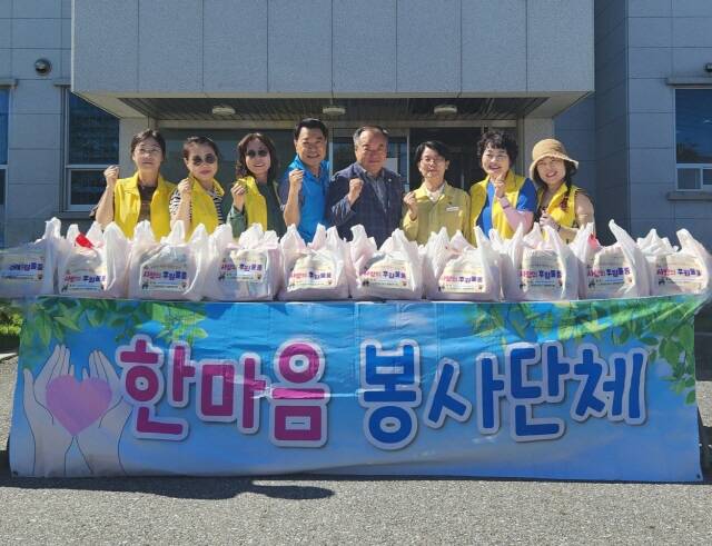 허형채 민간위원장, 김미란 광양읍장이 한마음봉사회 회원들과 백숙 나눔 기념 촬영을 하고 있다. /광양시