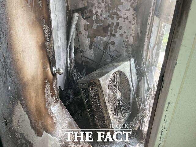 지난 27일 한솔동 소재 한 아파트에서 가동 중인 에어컨 실외기에서 불이나 일부가 소실됐다. /세종소방본부