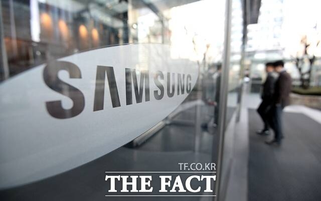 8층에도, 9층에도 사람 있습니다. 구조대 좀 보내주세요! 삼성전자 개미투자자들 사이에서 다시 기대감이 감돌고 있다. 삼성전자가 28일 테슬라와 차량용 반도체 공급 계약을 체결했다는 소식에 삼성전자 주가가 11개월 만에 7만원대로 올랐기 때문이다. /더팩트 DB