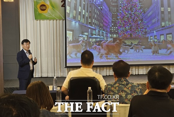 대전시의회가 29일 조원휘 대전시의회 의장을 비롯한 시의원 15명이 참석해 2025년도 전체의원 정기 의정 연수를 제주특별자치도에서 진행하고 있는 가운데 첫 일정으로 이영환 한국산업기술원 SNS연구소장의 챗 GPT를 활용한 의정활동 실전 강의를 듣고 있다./대전시의회 동행취재단