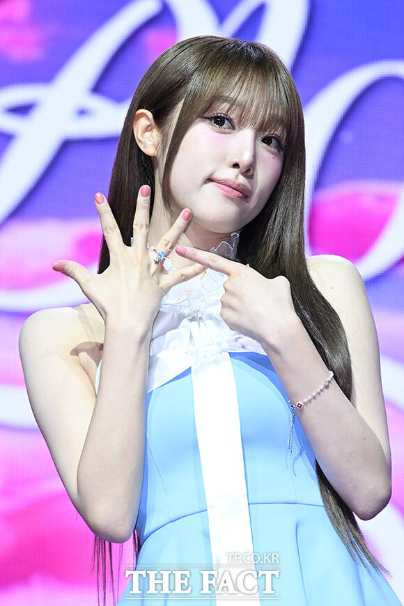 가수 최예나가 29일 오후 서울 용산구 블루스퀘어 SOL 트래블홀에서 열린 Blooming Wings(블루밍 윙스) 발매 기념 쇼케이스에 참석해 포즈를 취하고 있다. 타이틀곡 착하다는 말이 제일 싫어는 최예나가 직접 작사에 참여했다./서예원 기자